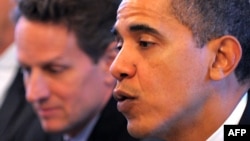 U.S. President Barack Obama (right) with Treasury Secretary Timothy Geithner (file photo)