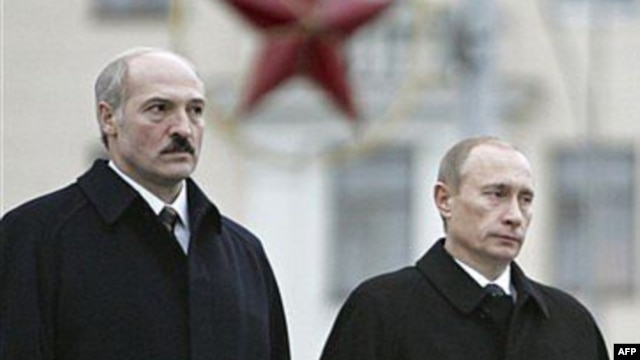 Belarusian President Alyaksandr Lukashenka (left) and his Russian counterpart Vladimir Putin have vowed to counter any attempts to "interfere" in their countries. (file photo)