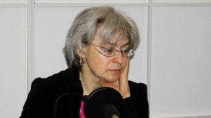 Anna Politkovskaya in a 2006 photo during a visit to RFE/RL's Moscow bureau