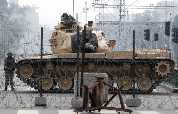 تانک ارتش مصر در مقابل کاخ ریاست جمهوری