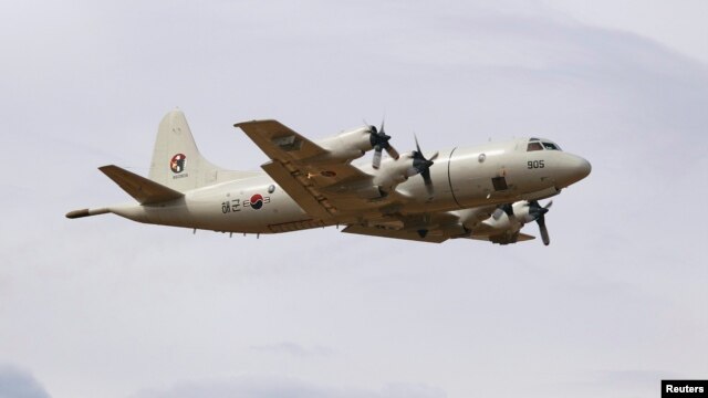 یک هواپیمای کره جنوبی در حال آغاز عملیات جستوجو. شش کشور در عملیات تجسس در اقیانوس هند حضور دارند