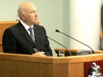 Luzhkov addresses the Moscow City Duma ahead of a vote on his nomination (ITAR-TASS)