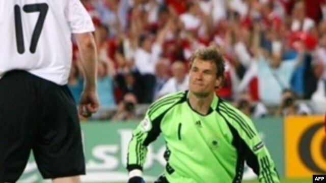 Йенс Леманн 2008 жылы Еуропа чемпионатының финалында ойнаған ең жасы үлкен қақпашыға айналды. Базель, 25 маусым 2008 жыл