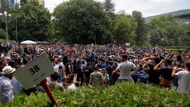 За двое суток до начала продаж тысячи людей начали выстраиваться в живые очереди за заветными билетами в столичном парке Ваке – именно там по решению Федерации футбола Грузии были установлены временные кассы