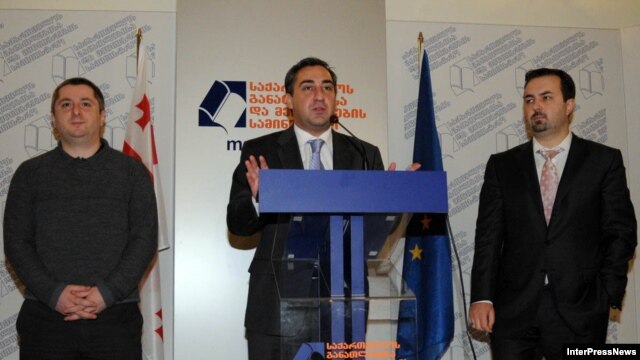 ნიკა გვარამია, განათლების ყოფილი მინისტრი (მარცხნივ), ნიკა გილაური, პრემიერ-მინისტრი (შუაში) და დიმიტრი შაშკინი, განათლების ახალი მინისტრი