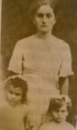 Зелиха Пашиева с детьми в 1939 году