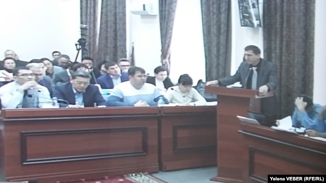 На трибуне выступает свидетель Александр Забиров. Фото из зала суда по делу бывшего премьер-министра Казахстана Серика Ахметова. Караганда, 4 ноября 2015 года. 