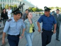 Police escorting Belyayeva away today (RFE/RL)