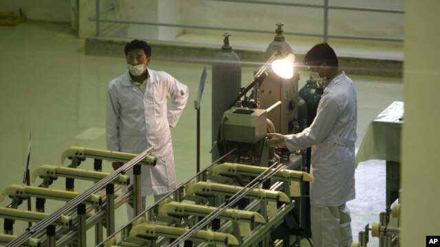 Technicians work at a new facility producing uranium fuel for a planned heavy-water nuclear reactor, just outside the city of Isfahan in Iran. (file photo)