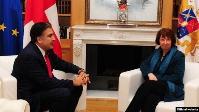 Ashton gjatë takimit me presidentin e Gjeorgjisë, Mikheil Saakashvili. Tbilisi, 26 nëntor 2012.
