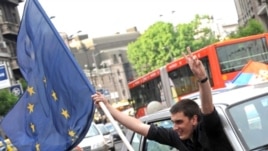 Beograd, građani slave potpisivanje Sporazuma o stablizaciji i pridruživanju Srbije sa EU, 29. april 2008.