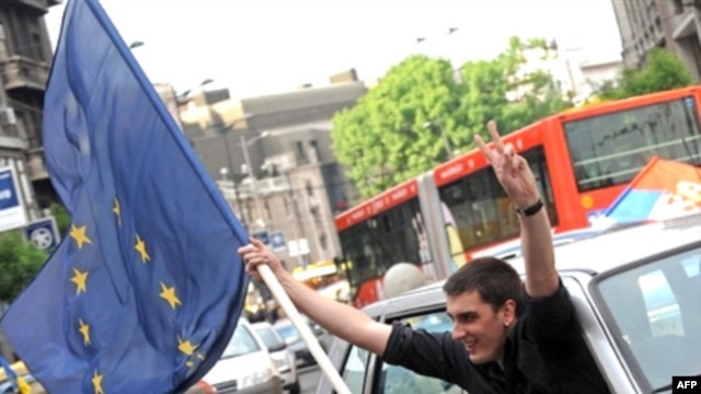 Beograd, građani slave potpisivanje Sporazuma o stablizaciji i pridruživanju Srbije sa EU, 29. april 2008.