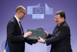 Премьер Украины Арсений Яценюк и глава Еврокомисии Жозе Мануэль Баррозу во время подписания политической части Соглашения в марте