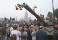 Demonstrators confront the military in front of Russia's White House on August 20, 1991 (ITAR-TASS)