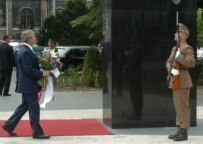 U.S. President Bush lays a wreath at a memorial to Hungarian Uprising (epa)