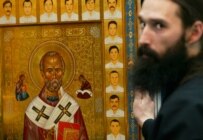 An icon framed with faces of sailors who died in Kursk disaster (file photo) (ITAR-TASS)