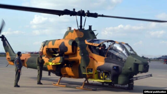 La producción de AH-1W de Super Cobra helicóptero de combate del zinavarzharanum Azerbaiyán, archivo