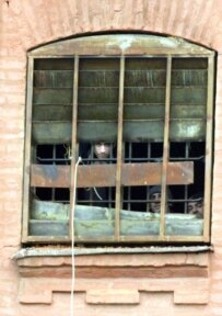 A prisoner looking out the window of the prison where the riot was broken up, March 27 (InterPressNews)