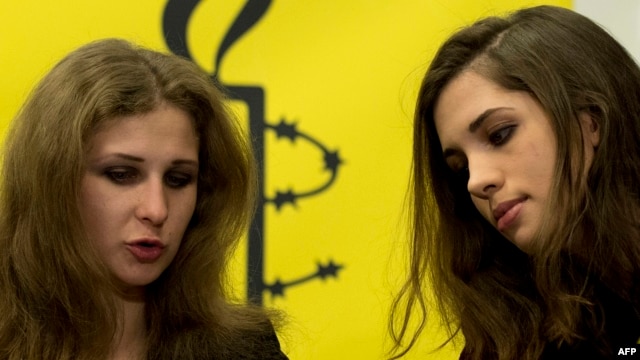 Надежда Толоконникова и Мария Алехина на пресс-конференции в Нью-Йорке, 4 февраля 2014 
