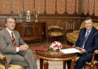 Yushchenko, left, meeting with Yanukovych on May 4 (ITAR-TASS)