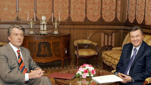 Yushchenko, left, meeting with Yanukovych on May 4 (ITAR-TASS)