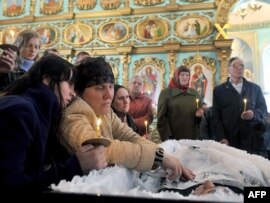Relatives and friends mourning a miner killed in explosions at the Raspadskaya mine in Mezhdurechensk on May 11, two days after the explosions.