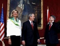 Bush (center) being welcomed to Vienna by Austria President  Fischer (right) and Austrian Foreign Minister Plassnik today (epa)