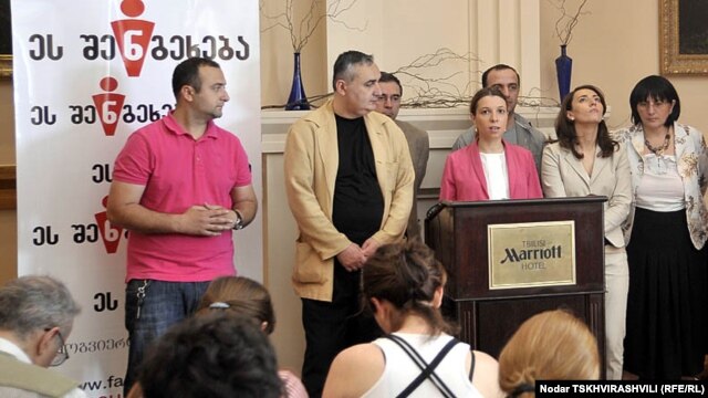 "ეს შენ გეხება"-ს ინიციატორი არასამთავრობო და მედია ორგანიზაციების პრესკონფერენცია. 2012 წლის 1 ივნისი