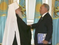 Metropolitan Filaret (left), the head of the Russian Orthodox Church in Belarus, meets with Kazakh President Nursultan Nazarbaev today in Astana (Bymedia.net)