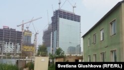 Астанада салынып жатқан тұрғын үй кешендерінің бірі (Көрнекі сурет).