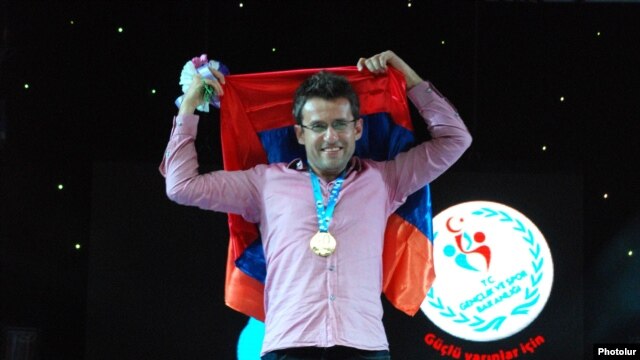 Turkey - Grandmaster Levon Aronian celebrates Armenia's victory in the 2012 World Chess Olympiad in Istanbul, 9Sept2012.