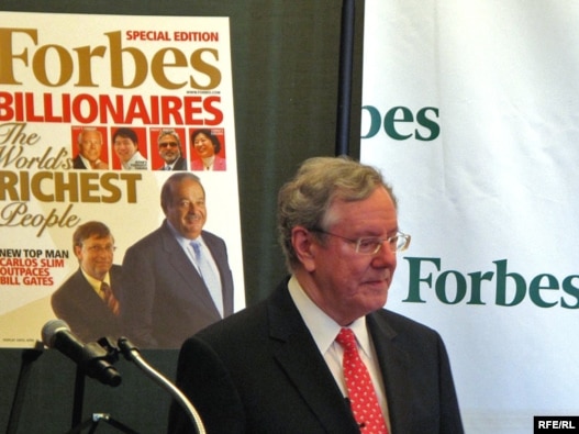 Шеф-редактор журнала Forbes Стив  Форбс на пресс-конференции в Нью-Йорке, 10 марта 2010 года