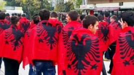 Ljudi sa albanskim zastavama