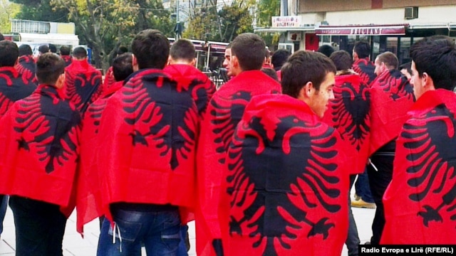 Ljudi sa albanskim zastavama