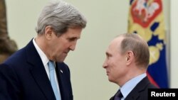 АҚШ мемлекеттік хатшысы Джон Керри (сол жақта) мен Ресей президенті Владимир Путин. Мәскеу, 15 желтоқсан 2015 жыл.