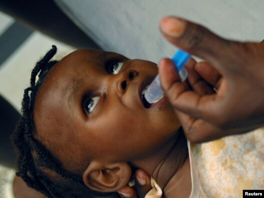 Dijete na Haitiju prima lijekove protiv kolere, Cite-Soleil in Port-au-Prince, 12. studeni 2010.
