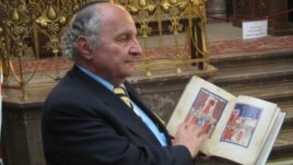 Jakob Finci sa hagadom u Pragu, juni 2012. foto: Nedim Dervišbegović