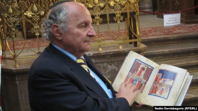 Jakob Finci sa hagadom u Pragu, juni 2012. foto: Nedim Dervišbegović