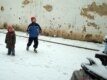 Қазақ босқындарының балалары жатақхана ауласында ойнап жүр. Брно қаласы, 1 ақпан  2009 жыл.