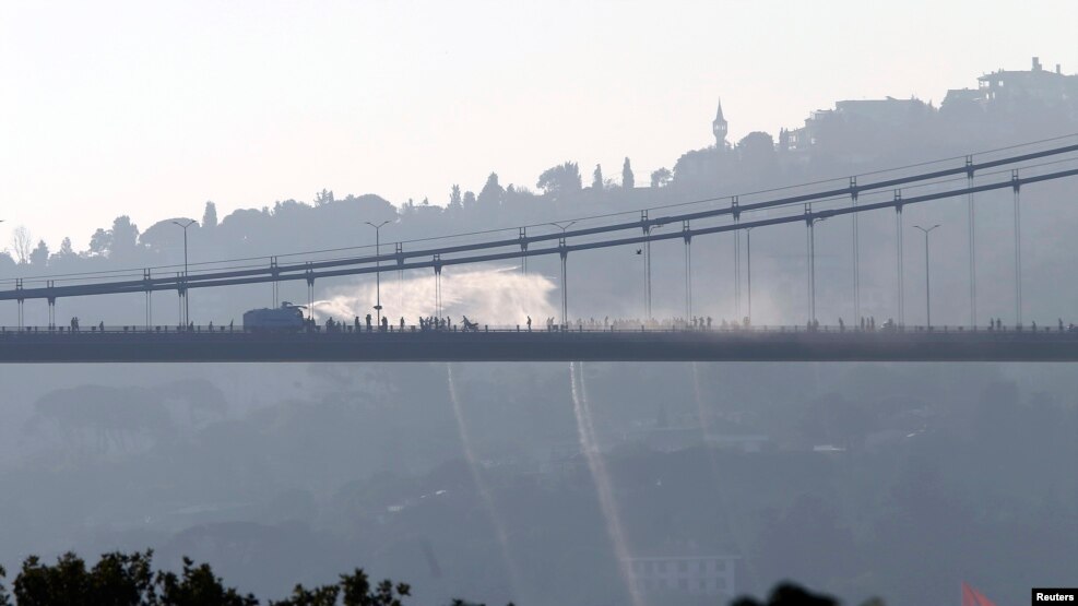 Босфор бұғазы арқылы салынған көпір үстіндегі қару түтіні. Стамбул, 16 шілде 2016 жыл.