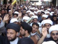 Shi'ites in Al-Najaf protest the attack on the Golden Mosque, February 22 (epa)