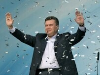 Viktor Yanukovych greeting supporters at a rally in Kyiv on March 31 (TASS)
