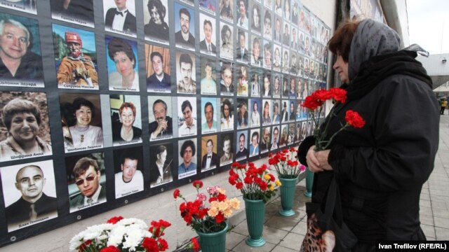 Москвичи вспоминают жертв теракта в театральном центре на Дубровке в октябре 2002