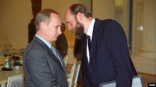 15 лет назад Владимир Путин внимательно прислушивался к советам друга своей семьи. Снимок июля 2000 года