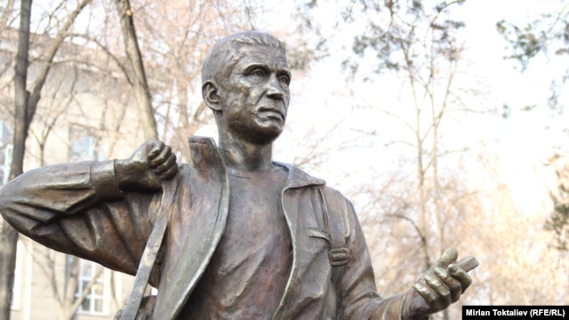 An earlier monument to slain Kyrgyz journalist Gennady Pavluk was stolen in May. 