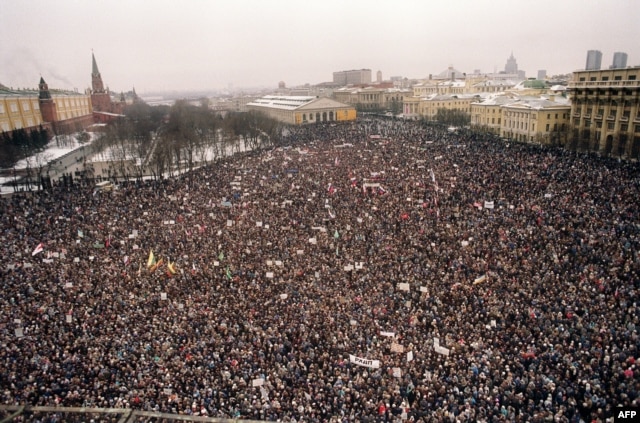 Демонстрация в Москве в поддержку демократии после событий в Вильнюсе. 20 января 1991 года