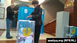 Парламент және мәслихат сайлауларына дауыс беріп жатқан адамдар. Алматы, 20 наурыз 2016 жыл.