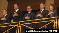 Депутаты мажилиса парламента шестого созыва во время исполнения государственного гимна. Астана, 25 марта 2016 года.