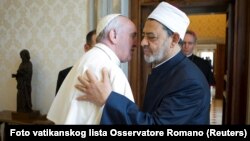Рим Папасы Франциск (сол жақта) Каирдегі әл-Азхар мешітінің бас имамы Шейх Ахмед әл-Таибпен кездесіп тұр. Ватикан, 23 мамыр 2016 жыл.
