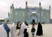 Women in burqas enter the Blue Mosque in Mazar-e Sharif (file photo) (epa)